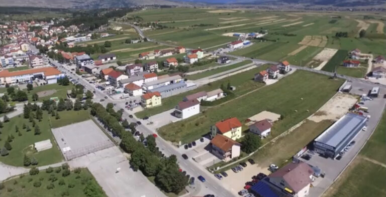 Duvanjsko polje nažimlje grudi, gradski stadion Tomislav