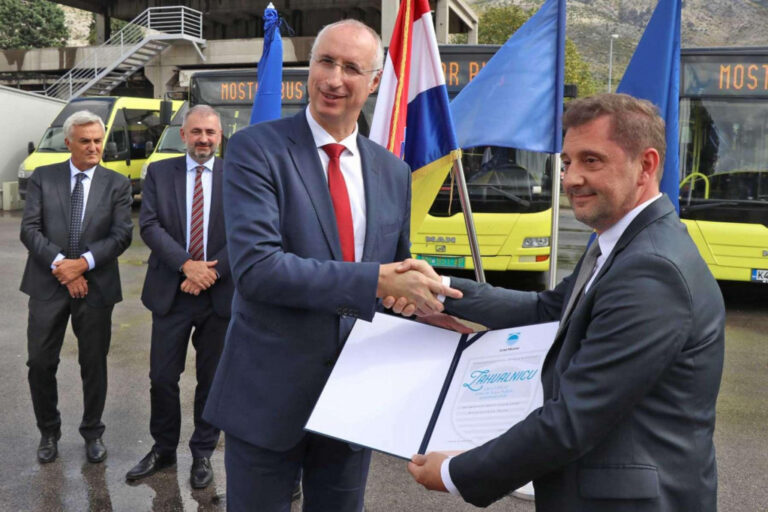 Grad Split Mostaru donirao 22 autobusa: ‘Završetkom registracije svih autobusa drastično povećavamo polaske na svim linijama‘