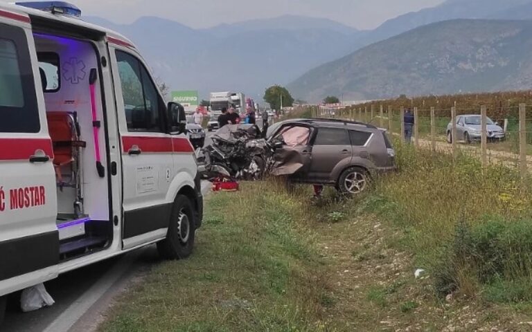 TEŠKA NESREĆA NA ULAZU U MOSTAR Jedna osoba poginula, više ih ozlijeđeno