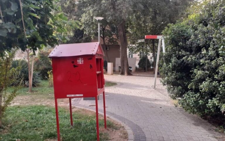 Devastirana biblioteka na otvorenom u Mostaru