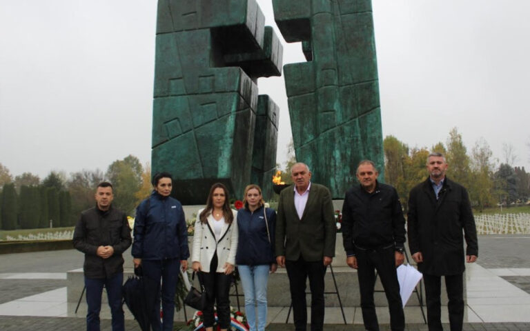 Hrvatskim žrtvama Grada heroja poklonilo se izaslanstvo Kluba Hrvata u Domu naroda Parlamenta Federacije BiH