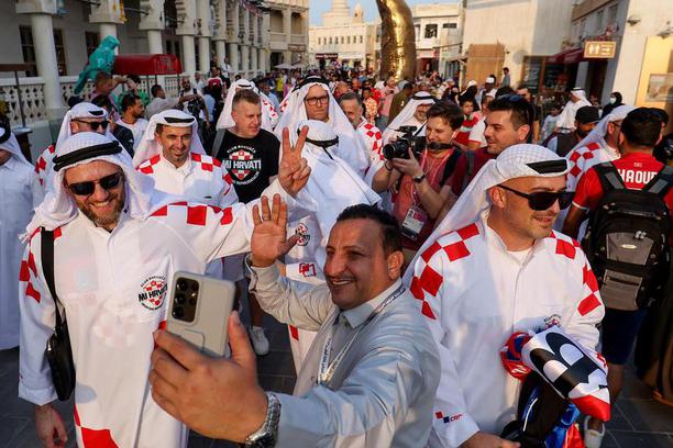 VIDEO Hrvatski navijači napravili šou u Kataru: Kockice osvojile Dohu, mještani oduševljeni