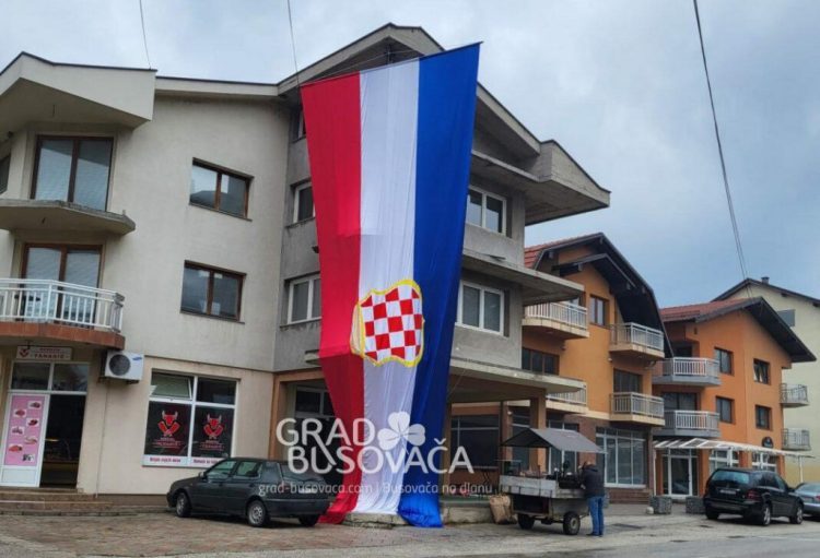 U Busovači postavljena najveća zastava hrvatskog naroda u BiH