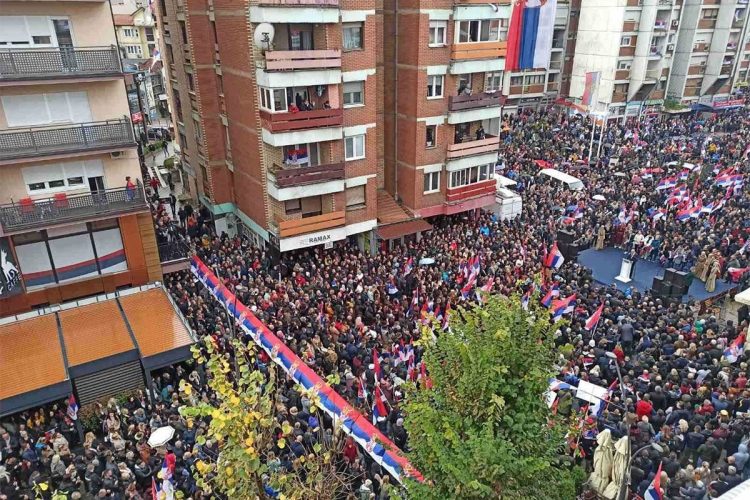 Srbi održali veliki skup u Kosovskoj Mitrovici, istaknuli zastave: “Borimo se goloruki”