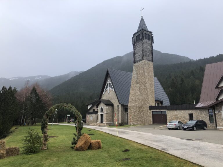 VIDEO: U MASNOJ LUCI OTVORENA IZLOŽBA SVJETLOST TVOJA DOLAZI I UPALJENA DRUGA ADVENTSKA SVIJEĆA