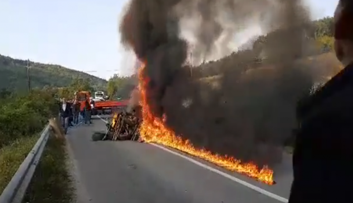 Zapaljeni srpski kamioni na barikadi u Sjevernoj Mitrovici