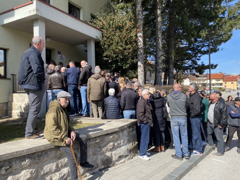 VIDEO: DUVNJACI 3 SATA ČEKALI PRED ŠUMARIJOM KAKO BI UPLATILI NOVCE ZA DRVA ZA OGRJEV