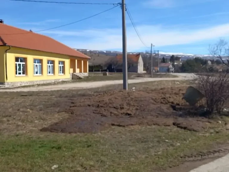 Mještani Mokronoga prosvjeduju zbog đubreluka pored škole