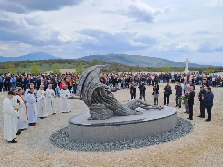 FOTO: Na Groblju mira postavljena skulptura “Pieta”, rad akademskoga kipara Ilije Skočibušića