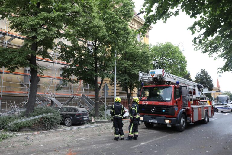 Drama u centru Zagreba: Srušila se skela, radnici bježali, oštećeno nekoliko automobila