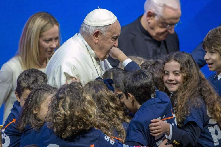 Papa Franjo upozorava da kućni ljubimci ne smiju zamijeniti djecu u Italiji