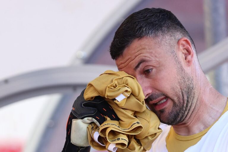 FOTO Danijel Subašić u suzama izašao u 24. minuti i oprostio se od nogometa uz ovacije Poljuda