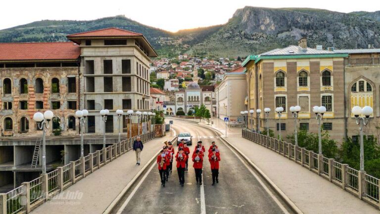 Prvosvibanjska promenada ulicama Mostara razveselila građane i 29. godinu zaredom