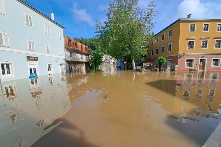 Vojska na terenu, stižu nove oborine: ‘Kiša nam sada zaista ne treba, saniramo što možemo’