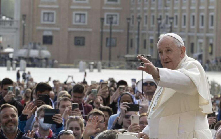 Papa Franjo želi poslati osobne mirovne izaslanike Putinu i Zelenskom