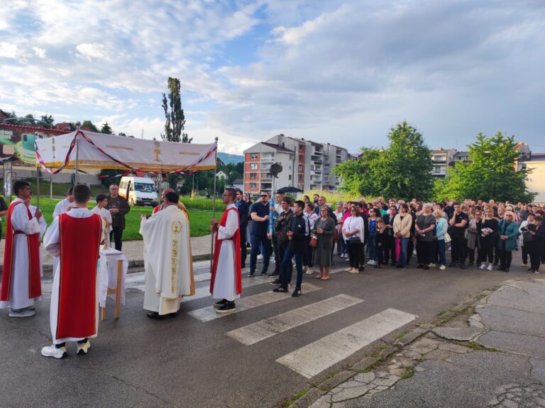 FOTO/VIDEO: U Novom Travniku svečano proslavljena svetkovina Tijelova