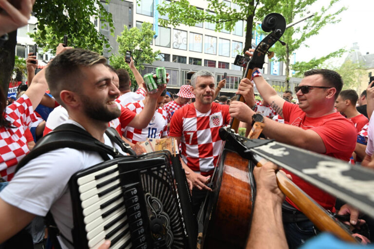 VIDEO: Širokobriješki tamburaši zagrijali već užarenu atmosferu pred finalni dvoboj