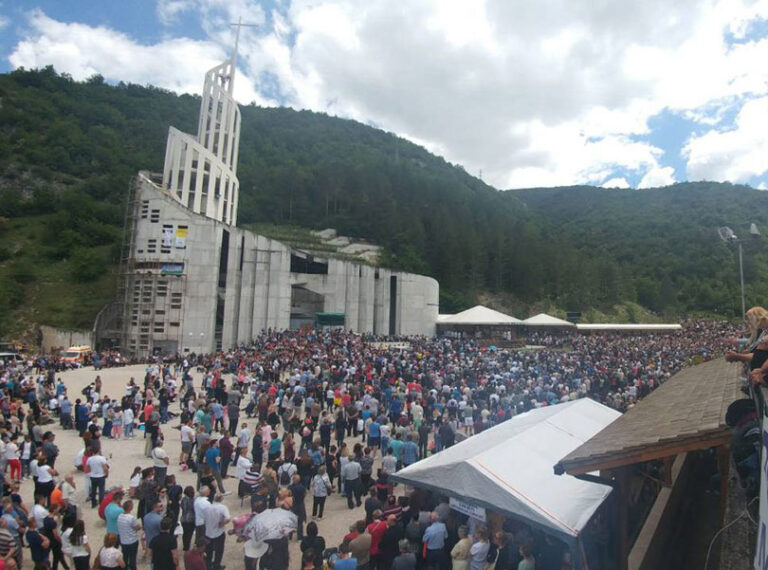 Rijeke ljudi slijevaju se u svetište svetog Ive u Podmilačju