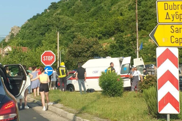 Teška nesreća kod Mostara: Jedna osoba poginula, vatrogasci ozlijeđene izvlačili iz vozila