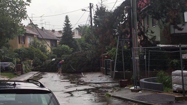 VIDEO: Oluja ponovno u Hrvatskoj, vjetar oborio kontejnersku dizalicu u Rijeci