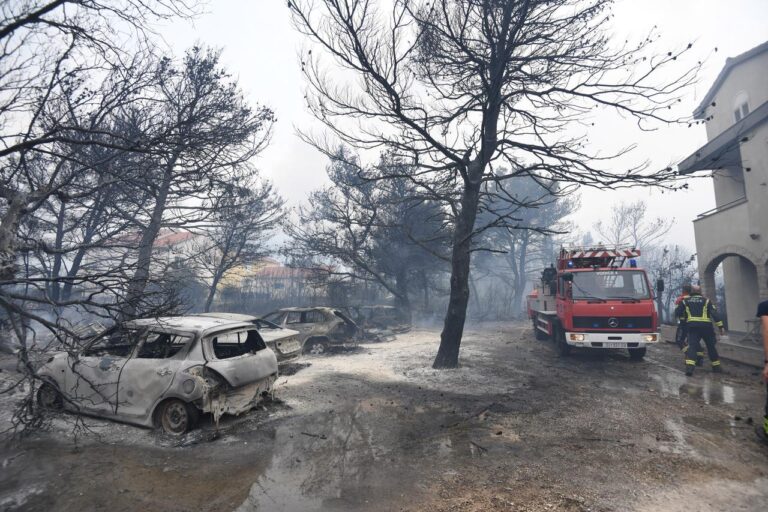 U Dalmaciji gore kuće i automobili, MUP evakuira ugroženo stanovništvo: ‘Požar raspiruje jako jugo’