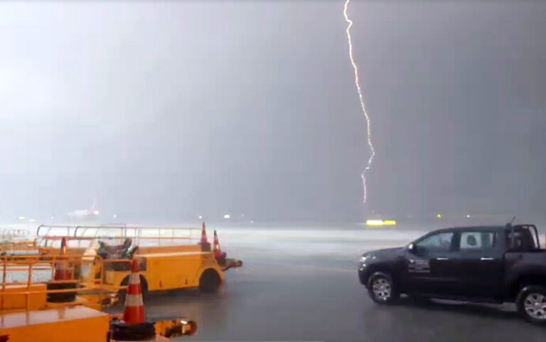 VIDEO Snimljen trenutak udara munje u zračnu luku u Dalmaciji. Zrakoplovi nisu mogli sletjeti zbog nevremena