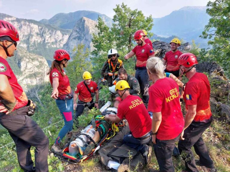 Uz pomoć helikoptera EUFOR-a GSS spasio dva strana državljana na vrhu Vis