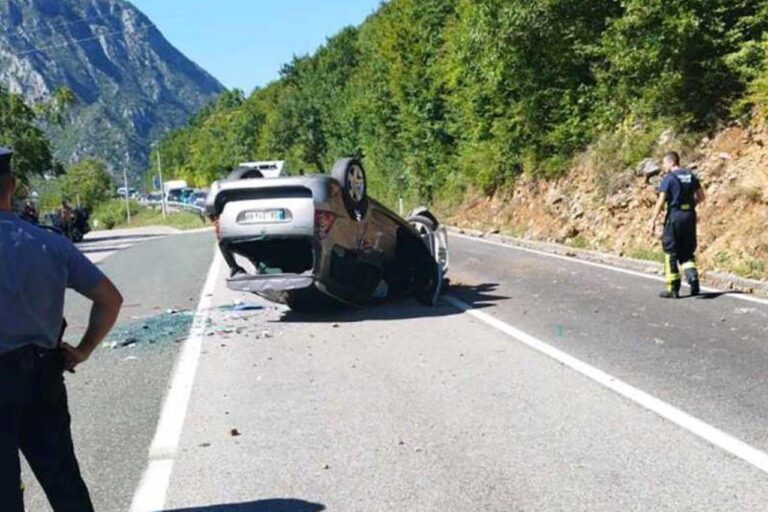 Nesreća kod Mostara: Jedan automobil se prevrnuo i završio na krovu, 4 osobe ozlijeđene