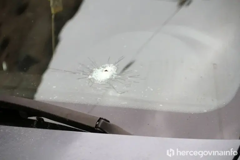 Mostar: U pucnjavi oštećena tri automobila