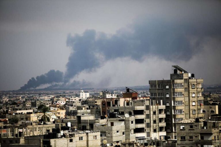 Izrael nastavlja bombardirati Gazu, nekoliko stotina poginulih na obje strane