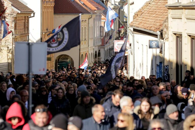 Nepregledna kolona sjećanja, građani odali počast gradu heroju: ‘Vukovaru se svi moramo doći pokloniti’