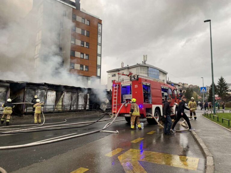 Požar na tržnici na Otoci pod kontrolom, u gašenju učestvovalo 50 vatrogasaca sa 17 vozila