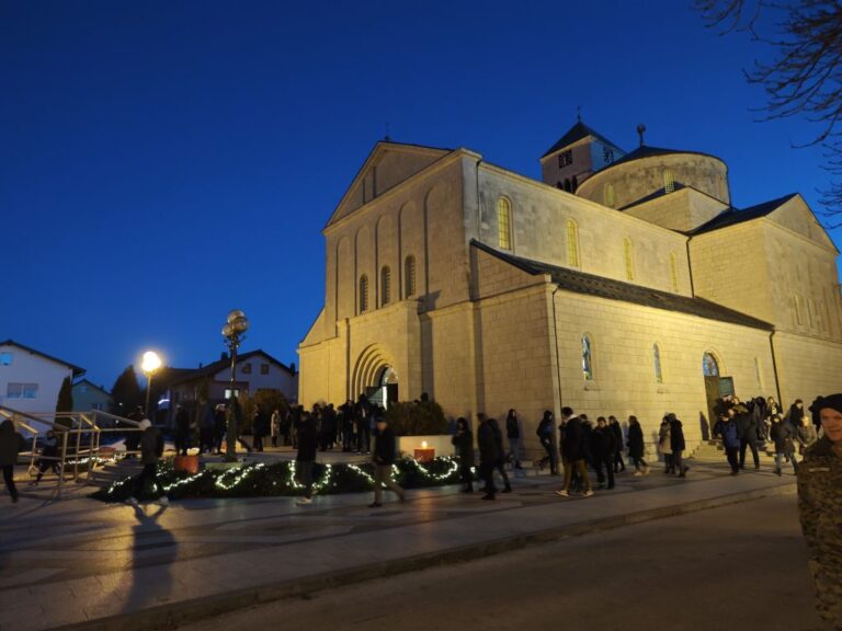 Počele su naše omiljene adventske mise zornice