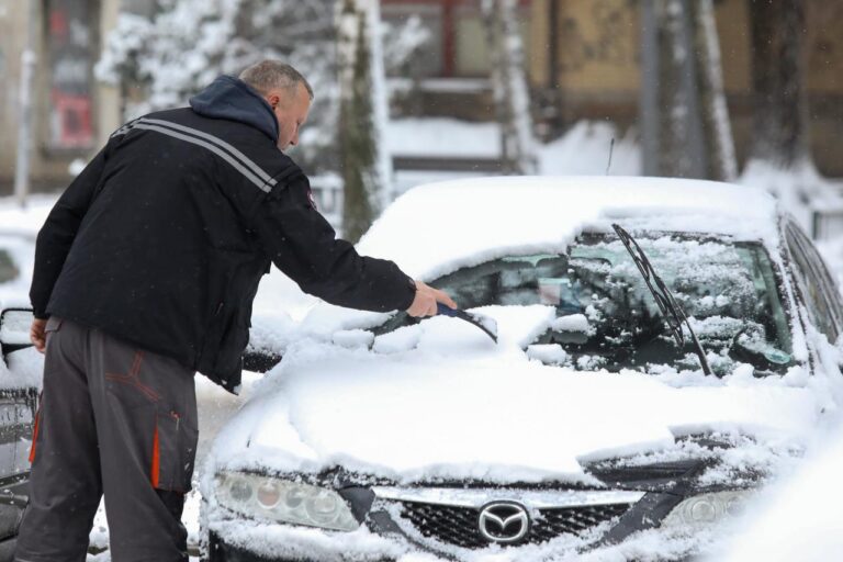 Nije dovoljno samo staklo: Očistiti auto od snijega je važno iz više razloga, a možete dobiti i kaznu