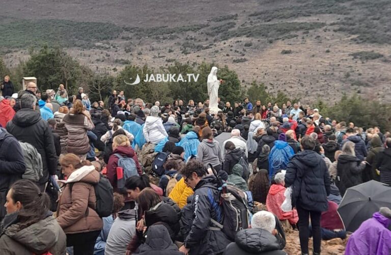 Međugorje: Rijeke hodočasnika na molitvi za mir u svijetu