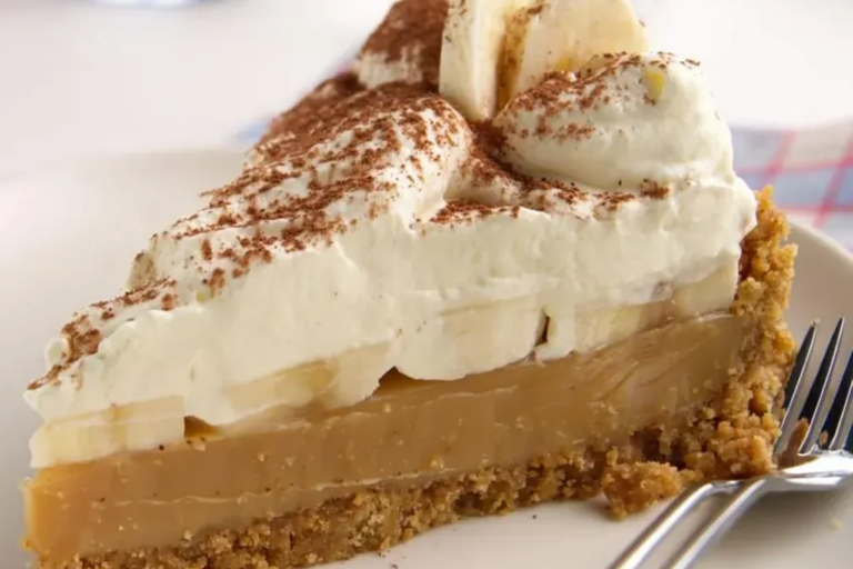 Brzi i kremasti desert: Pita bez pečenja koja spaja okuse banana, karamela i šlaga