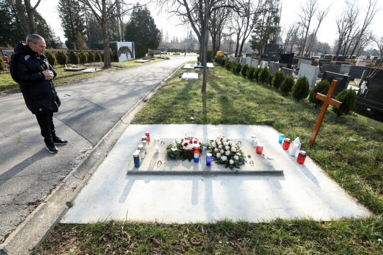 Ovako danas izgleda Ćirin grob – beton i drveni križ. Javio se i njegov sin