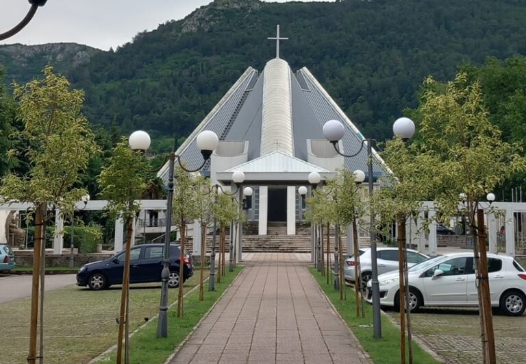 Mostarski župnik kritizirao Grad zbog nedovoljno parking mjesta