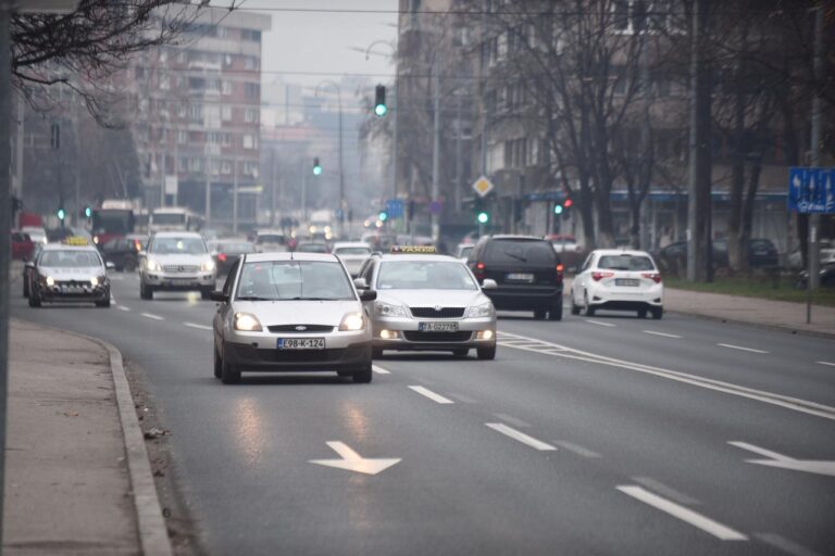 Mnogi vozači ovo ne znaju: Zašto stražnja vrata automobila imaju malu rupu?