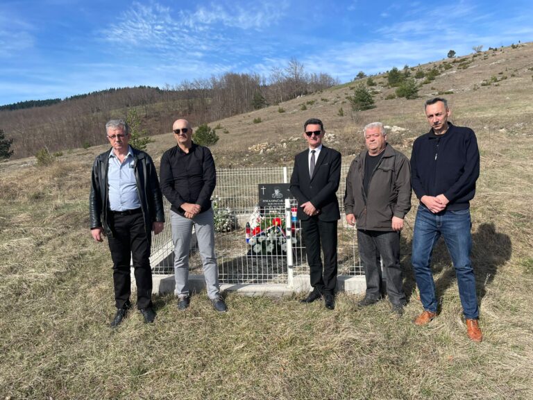 POLOŽENI VIJENCI I UPALJENE SVIJEĆE U SPOMEN ŽRTVAMA HRVATSKOG NARODA NA KUPRESU 1992.