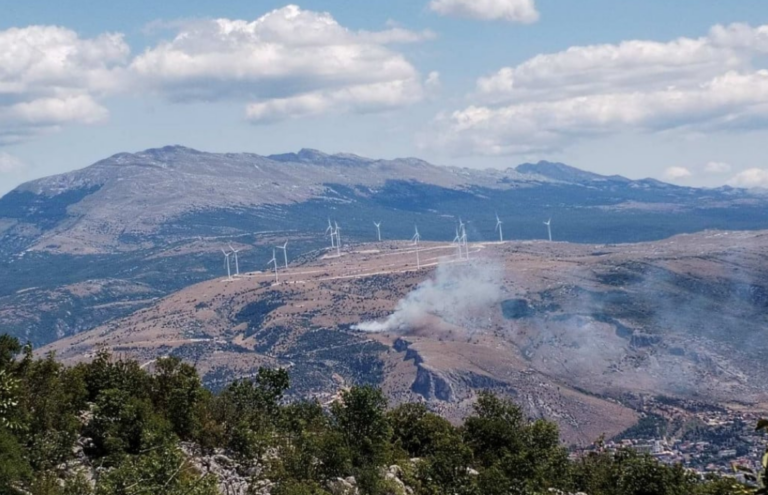 Požar na Fortici u Mostaru, ekipe vatrogasaca na terenu