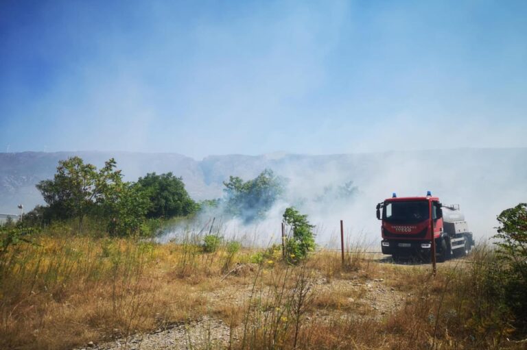 MOSTAR: Od vatrene stihije ugroženi brojni objekti, uposlenici tvrtki pomažu vatrogascima