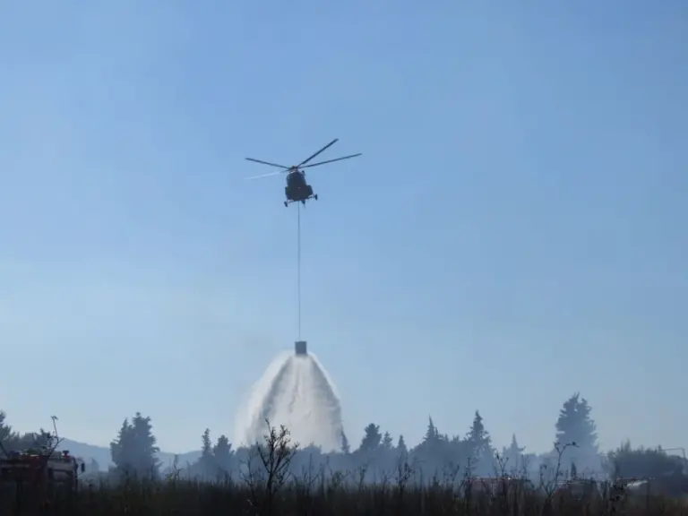 VELIKI POŽARI U HERCEGOVINI Helikopteri od jutros izbacili 60 tona vode