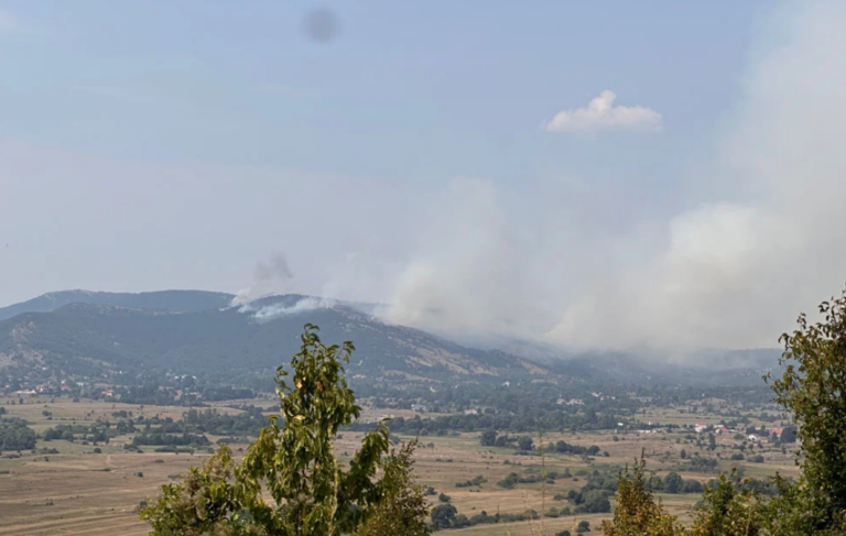 Veliki broj vatrogasaca bori se s požarom kod Rakitna, situaciju otežava vjeta