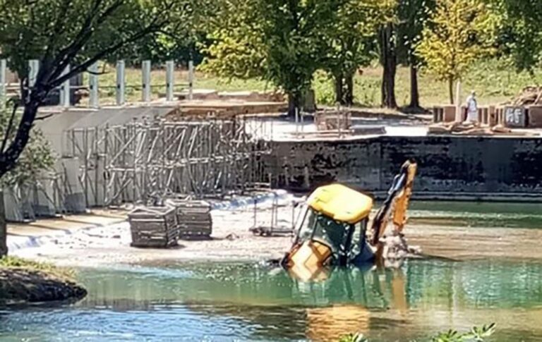 NEZGODA NA GRADILIŠTU: U Mostaru bager upao u rijeku