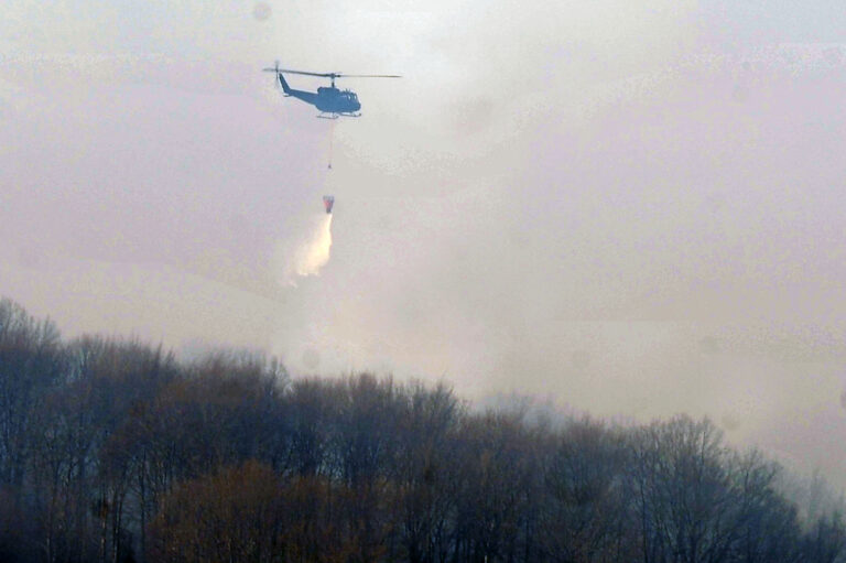 Helikopter OS BiH gasi požar na lokalitetu Tjentište