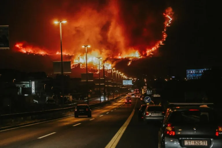 BORBA VATROGASACA U SPLITU: Požar gasi 250 gasitelja iz cijele Hrvatske, uključena i tri kanadera