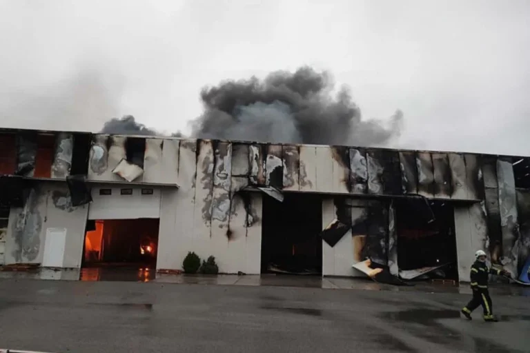 Velik broj vatrogasaca bori se s požarom u Osijeku