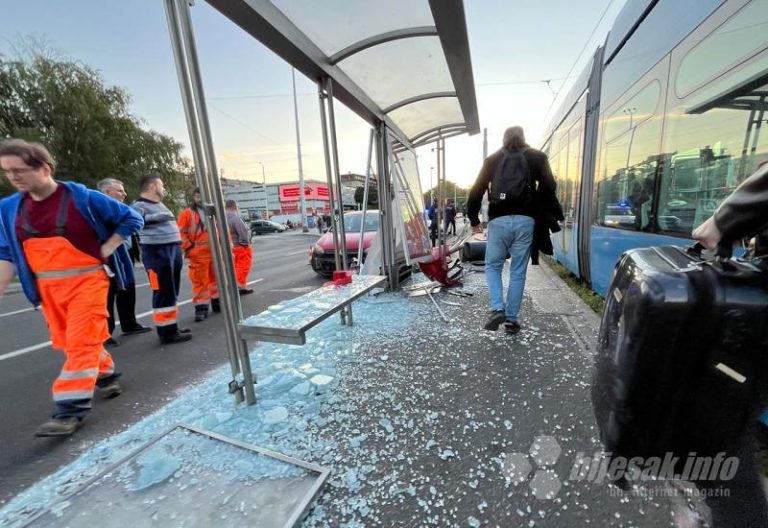 Prometna nesreća: Vozač “pokosio” tramvajsku stanicu