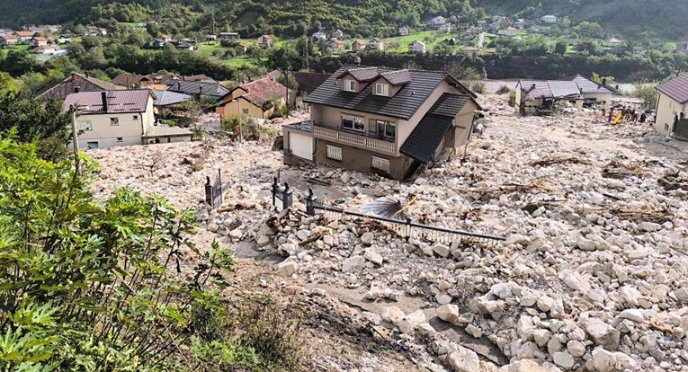 Otac i sin spasili deset ljudi u poplavama, a onda je bujica odnijela sina!